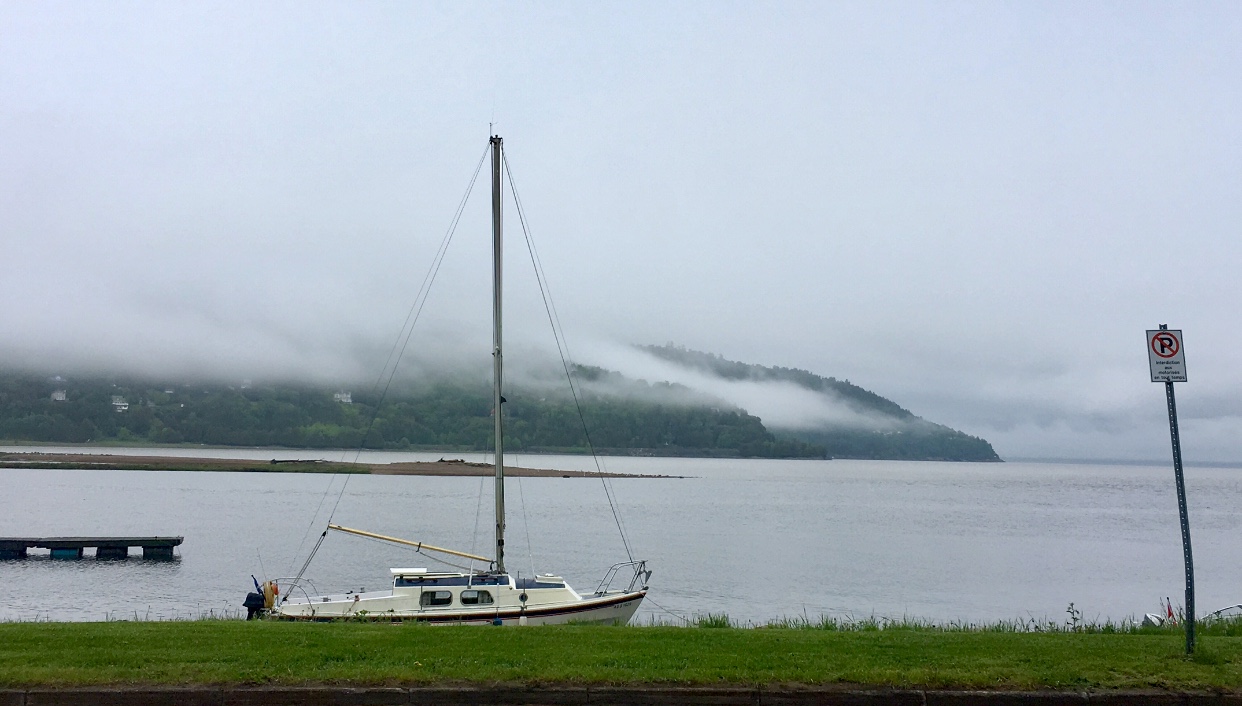 Un voilier amarré au bord d'une Baie-Saint-Paul.