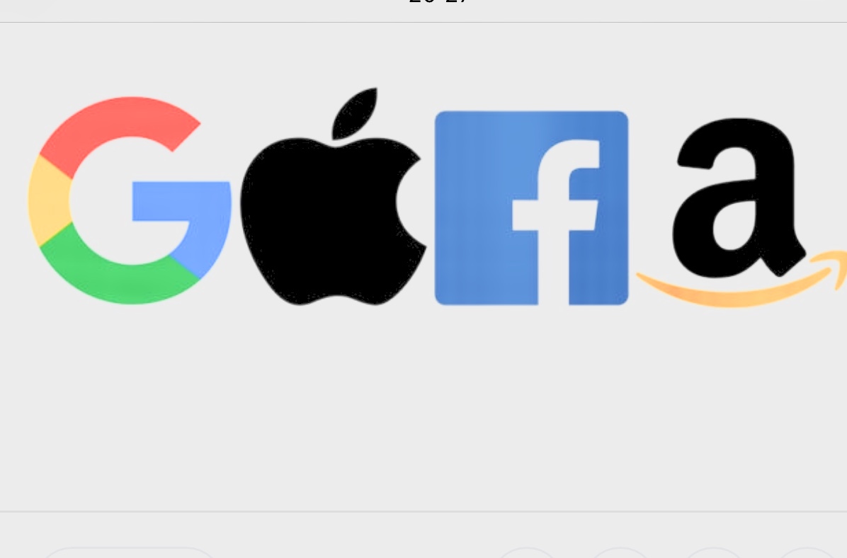 Les logos Apple, Google et Facebook sont affichés sur un iPad aux côtés de Le Parchemin.