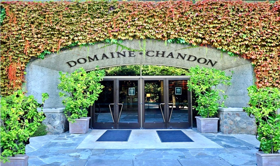 L'entrée du domaine viticole Chandon de Californie en Californie, présentant l'élégance caractéristique de la célèbre marque.