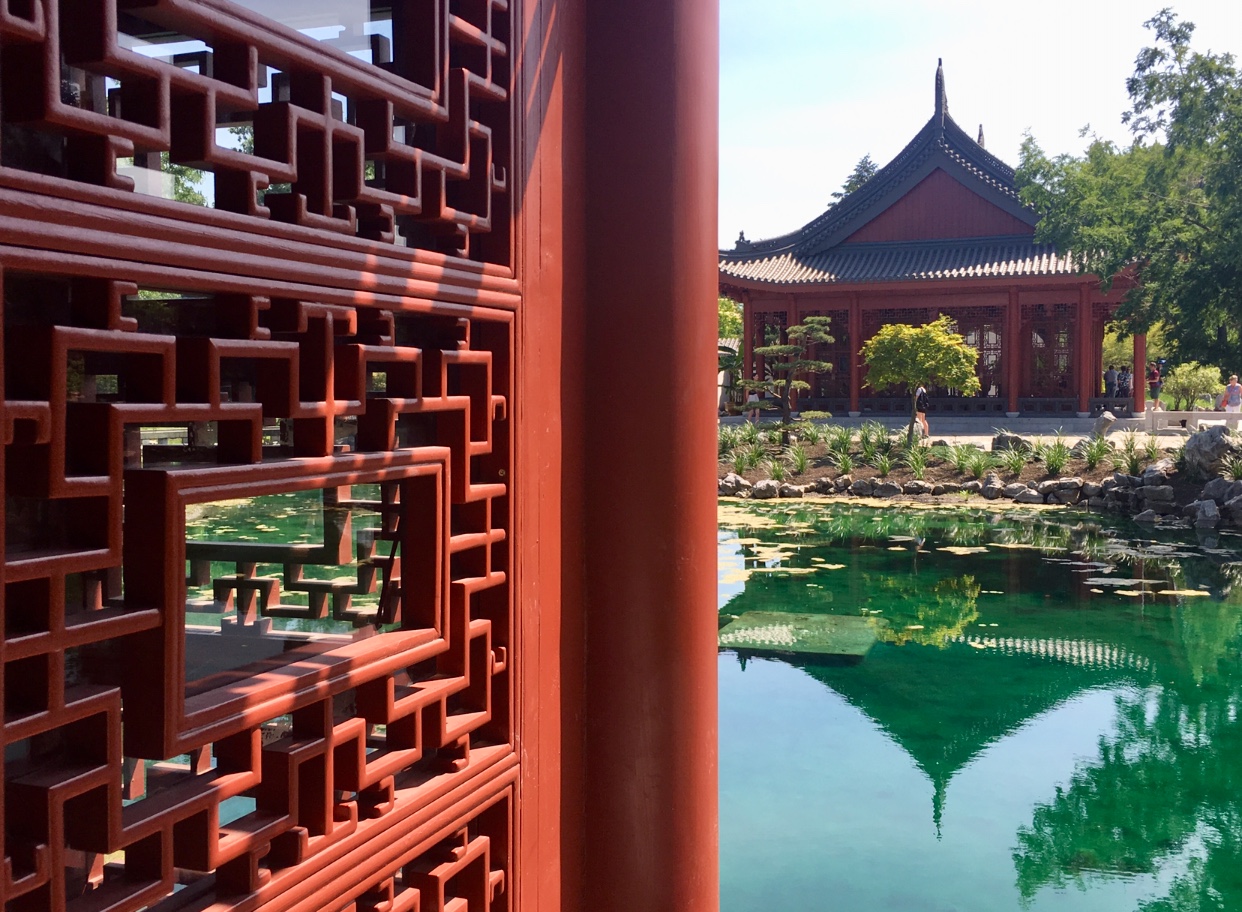Un étang dans un jardin chinois du Jardin botanique de Montréal.