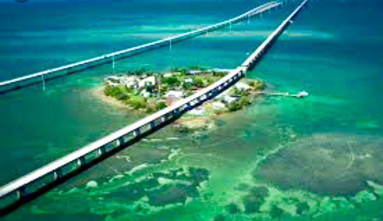 Une vue aérienne d'un pont à Key West.