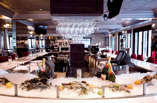 Le Pois Penché est un restaurant qui propose une sélection exquise d'huîtres et de champagne au bar.