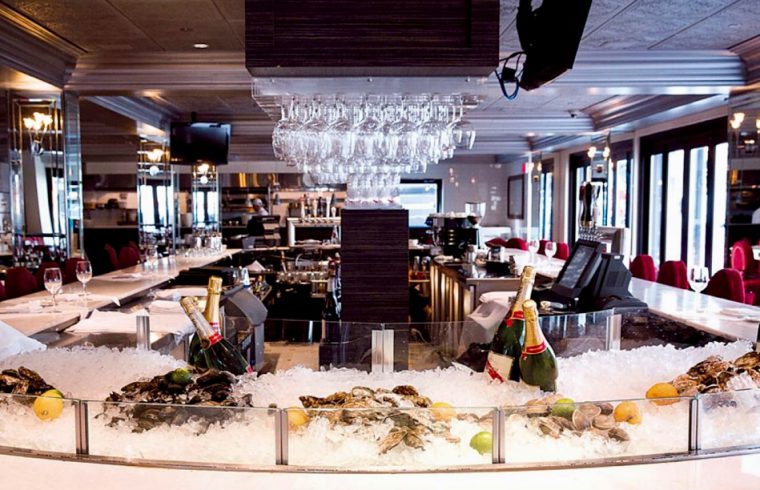 Le Pois Penché est un restaurant qui propose une sélection exquise d'huîtres et de champagne au bar.