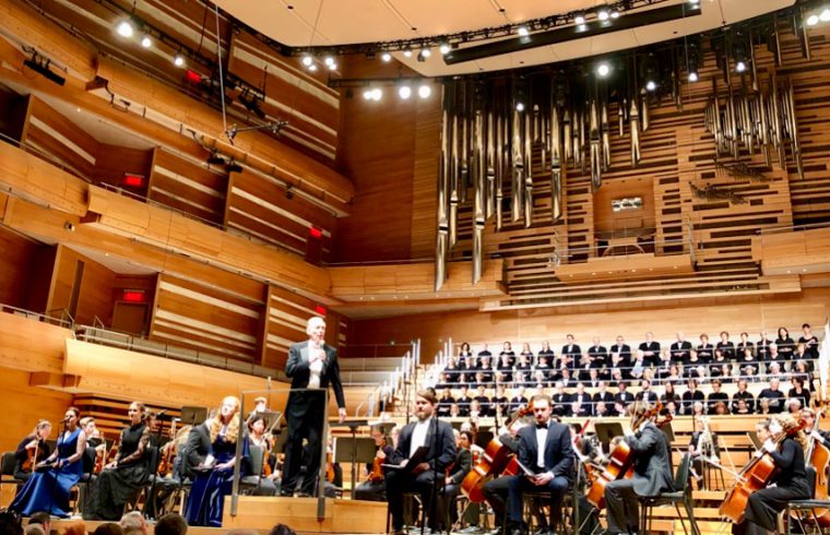 L'Orchestre Symphonique de San Francisco se produit dans un grand auditorium.