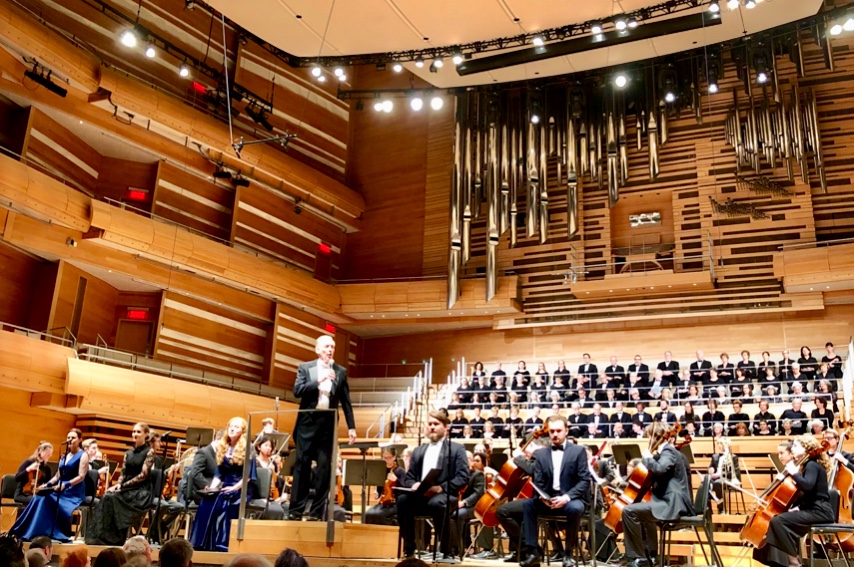 L'Orchestre Symphonique de San Francisco se produit dans un grand auditorium.