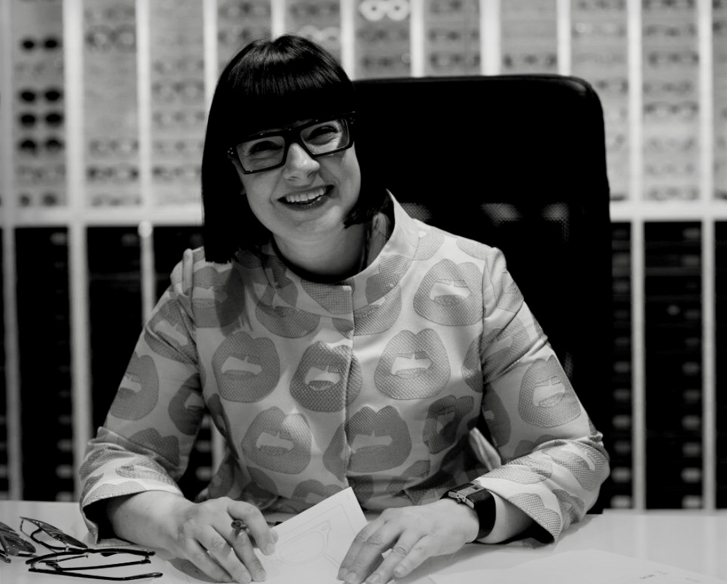 Marie Wilkinson, une femme assise à un bureau avec des lunettes et des papiers.