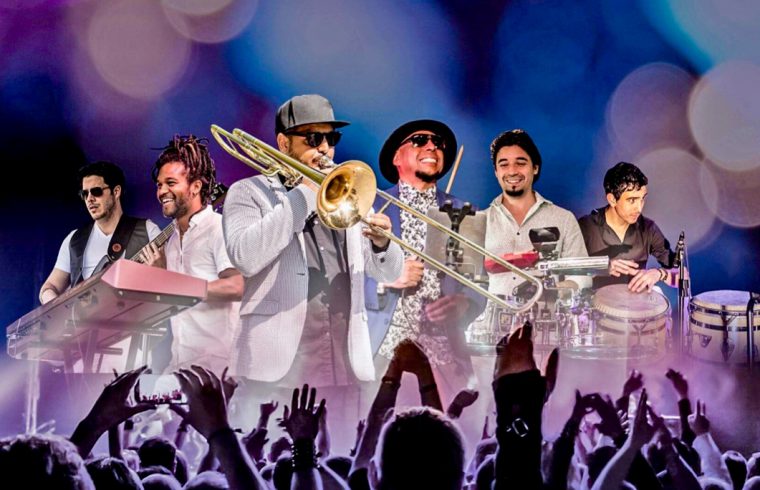 Une fête cubaine mettant en vedette un groupe de personnes jouant des instruments lors d'un concert.