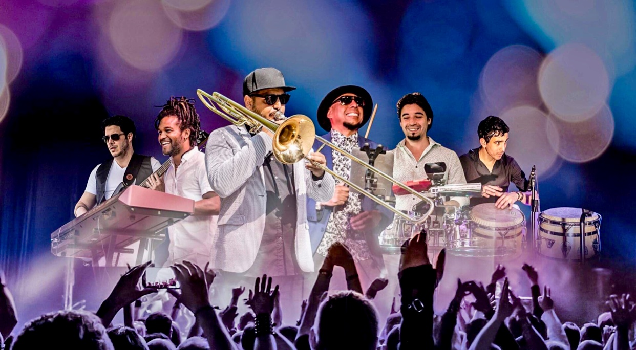Une fête cubaine mettant en vedette un groupe de personnes jouant des instruments lors d'un concert.