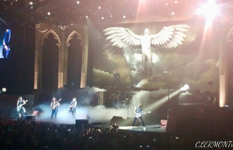 Lors de la tournée Iron Maiden Legacy of the Beast Tour 2019, un groupe de personnes sur scène a captivé le public avec leur performance électrisante, accompagnée d'une image impressionnante d'un