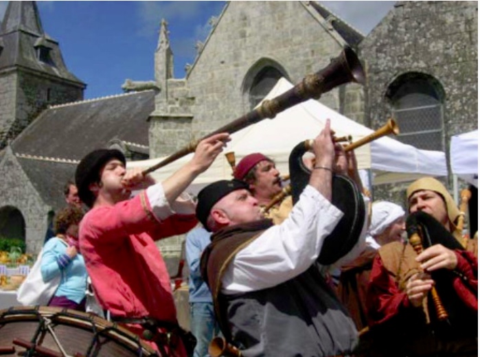 Un groupe de personnes jouant d'un instrument devant un château.