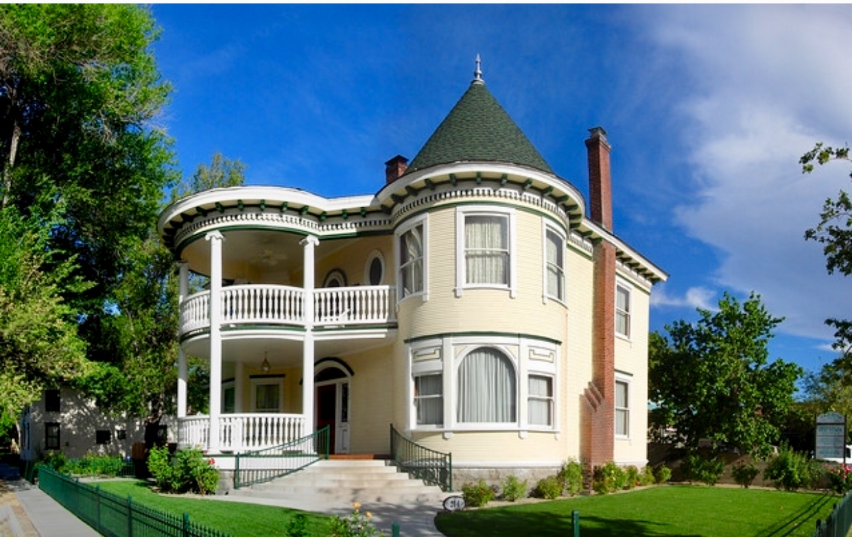 Une maison de style victorien du Nevada avec balcon et porche.