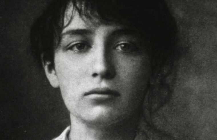 Une photo en noir et blanc d'une jeune femme nommée Camille Claudel.