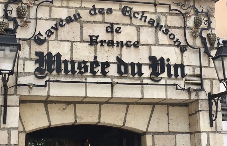 Le Musée du Vin est un bâtiment orné d'une pancarte indiquant son nom.