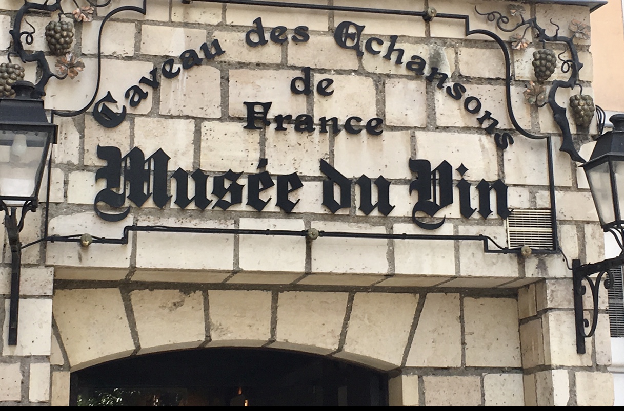 Le Musée du Vin est un bâtiment orné d'une pancarte indiquant son nom.