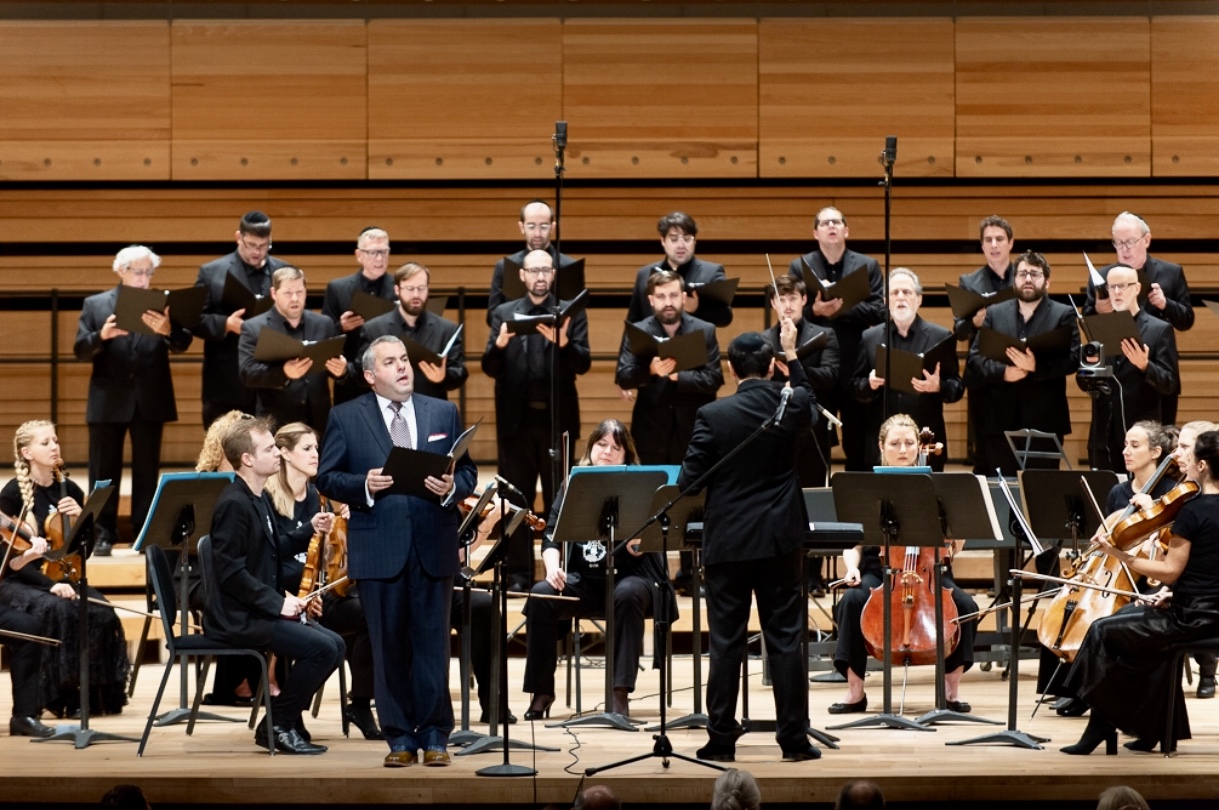 OCM, un orchestre symphonique, mettant en valeur l'art avec chef d'orchestre et orgue sur scène.