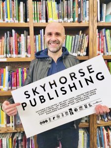 Description : Un homme brandissant une pancarte indiquant « skyhorse Publishing » tout en faisant la promotion du Régime méditerranéen.