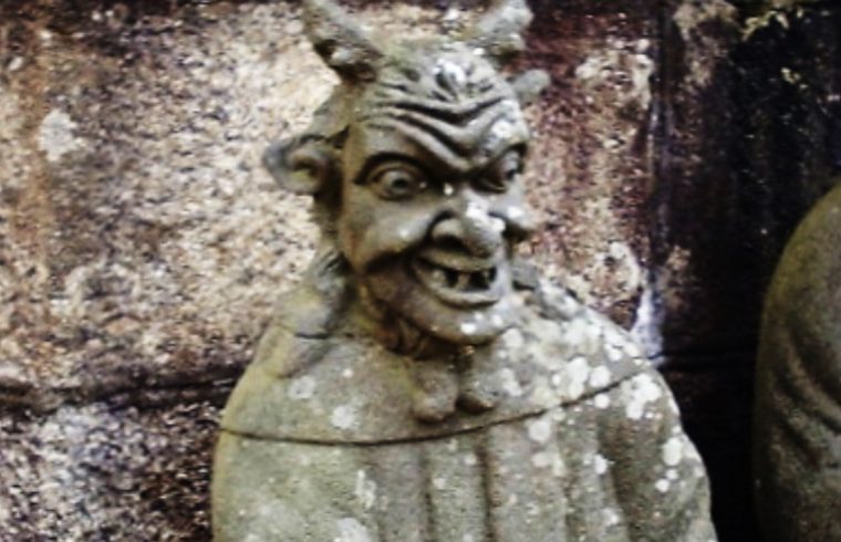 Deux statues de démons côte à côte, réalisées avec Conte.