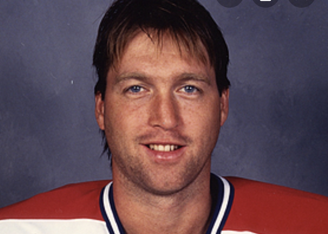 Une photo d'un joueur de hockey avec le sourire aux lèvres jouant pour Le Canadien.