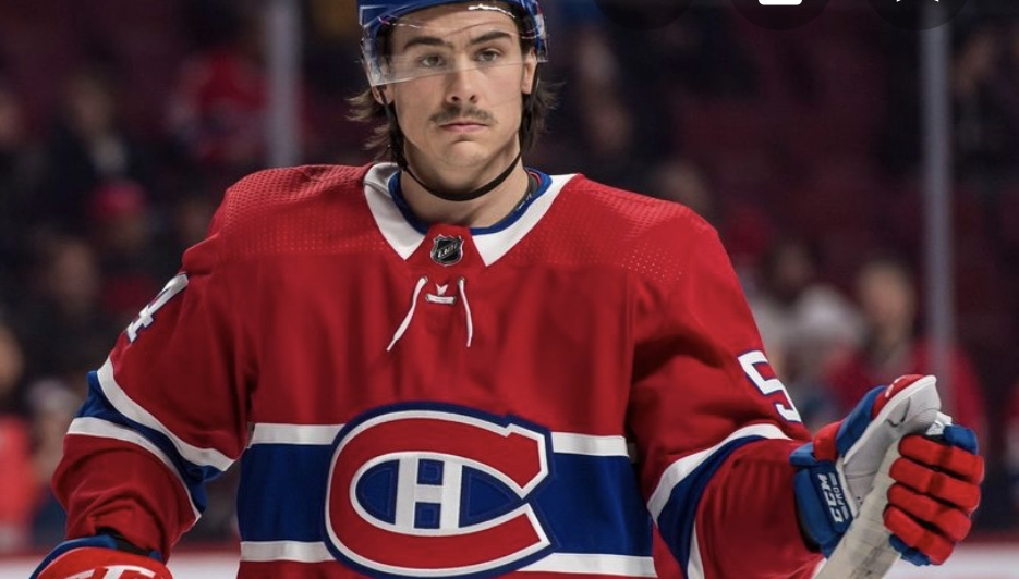 Le joueur des Canadiens de Montréal tient un bâton de hockey.
