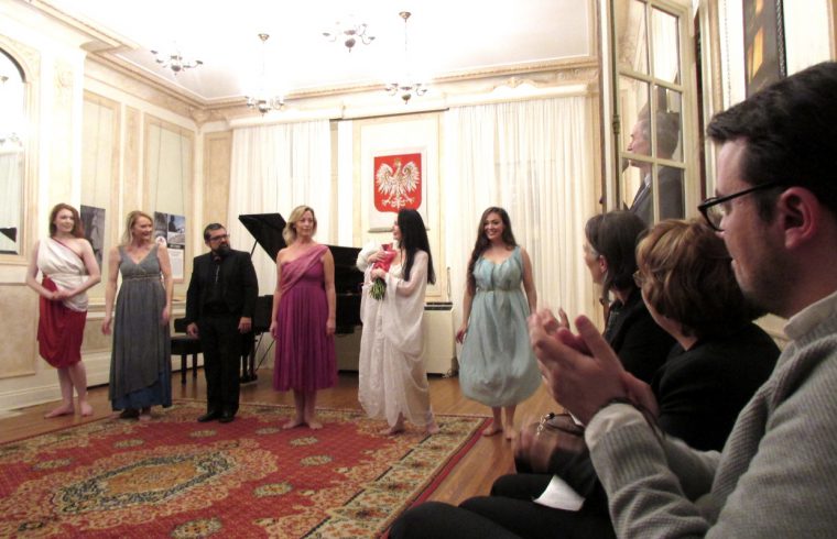 Un groupe de personnes, dont Frédéric Chopin et Isadora Duncan, debout dans une pièce avec un piano.