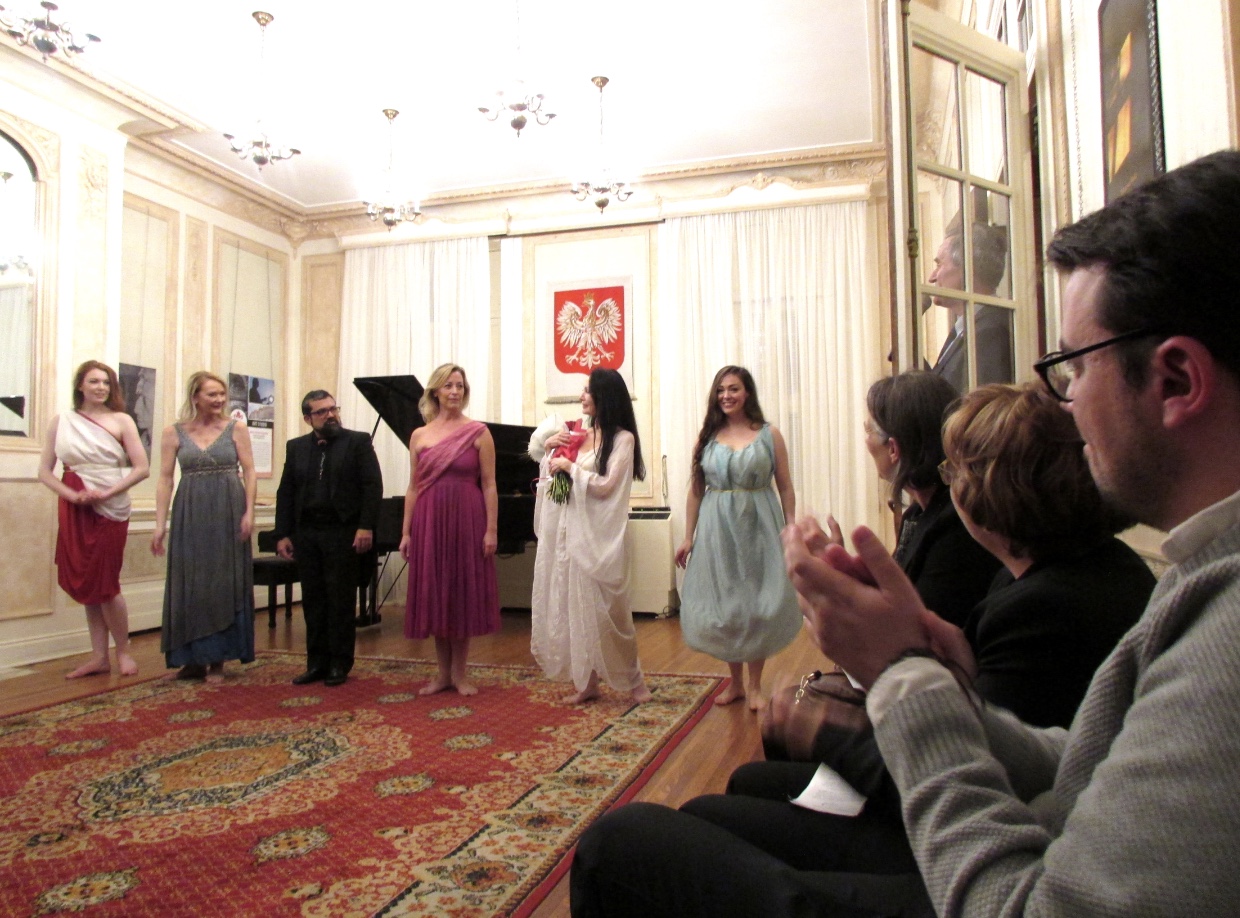 Un groupe de personnes, dont Frédéric Chopin et Isadora Duncan, debout dans une pièce avec un piano.