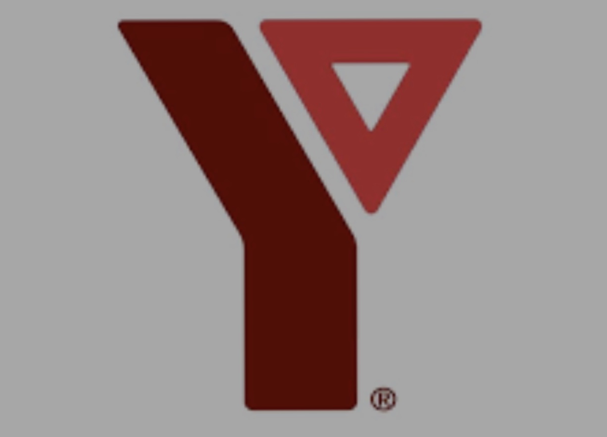 Le logo du YMCA sur fond gris.