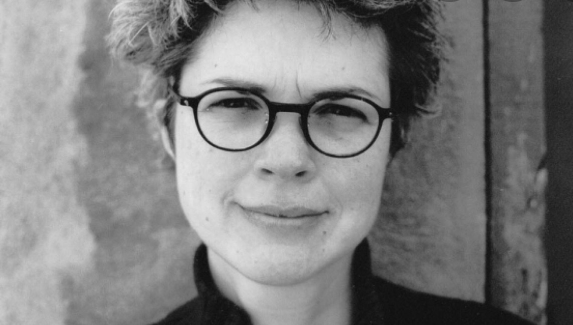 Martine Audet est capturée dans une photo envoûtante en noir et blanc, ses lunettes ajoutant une touche sophistiquée à son style raffiné.