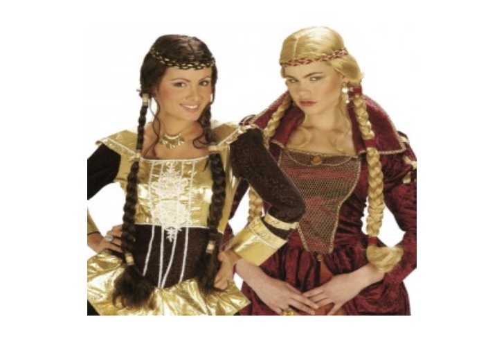 Deux femmes en costumes de conte debout l'une à côté de l'autre.