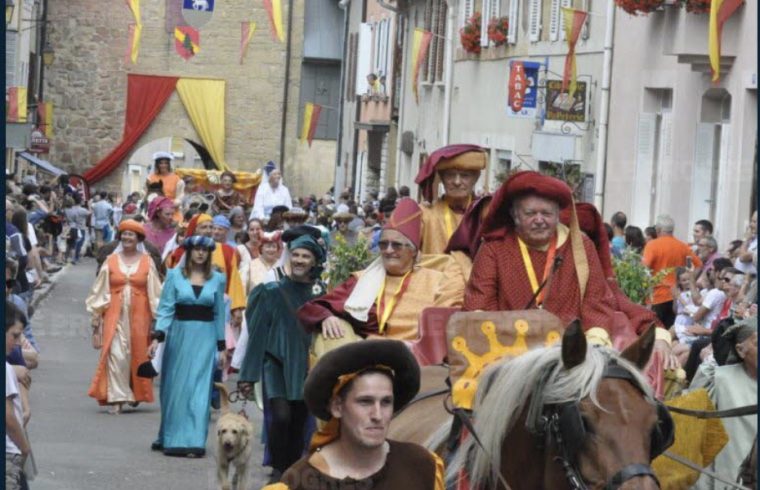 Un groupe de Conte vêtus de costumes médiévaux marchant dans une rue.