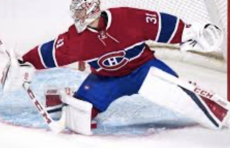 Le gardien des Canadiens de Montréal tente de bloquer un tir au hockey.