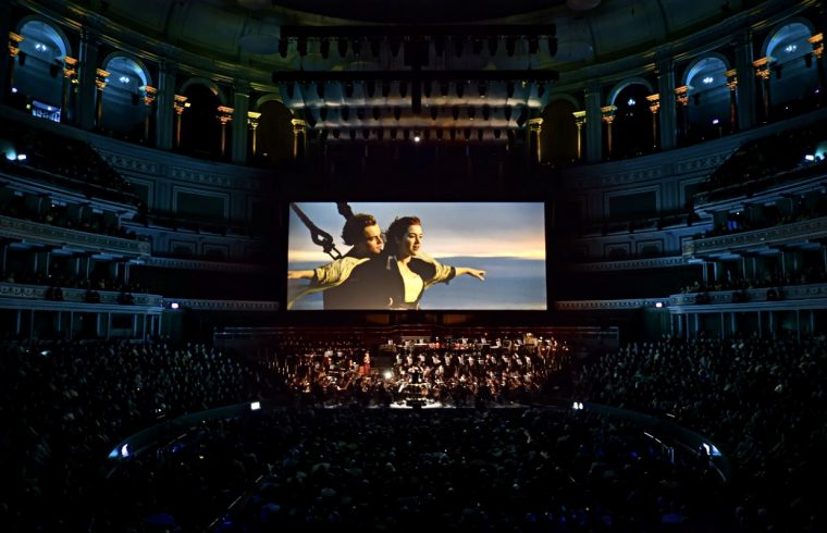 Le film emblématique "Titanic" diffusé sur grand écran dans un vaste auditorium.