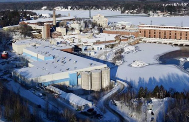 Une vue aérienne de l'usine de Nemaska sous la neige.