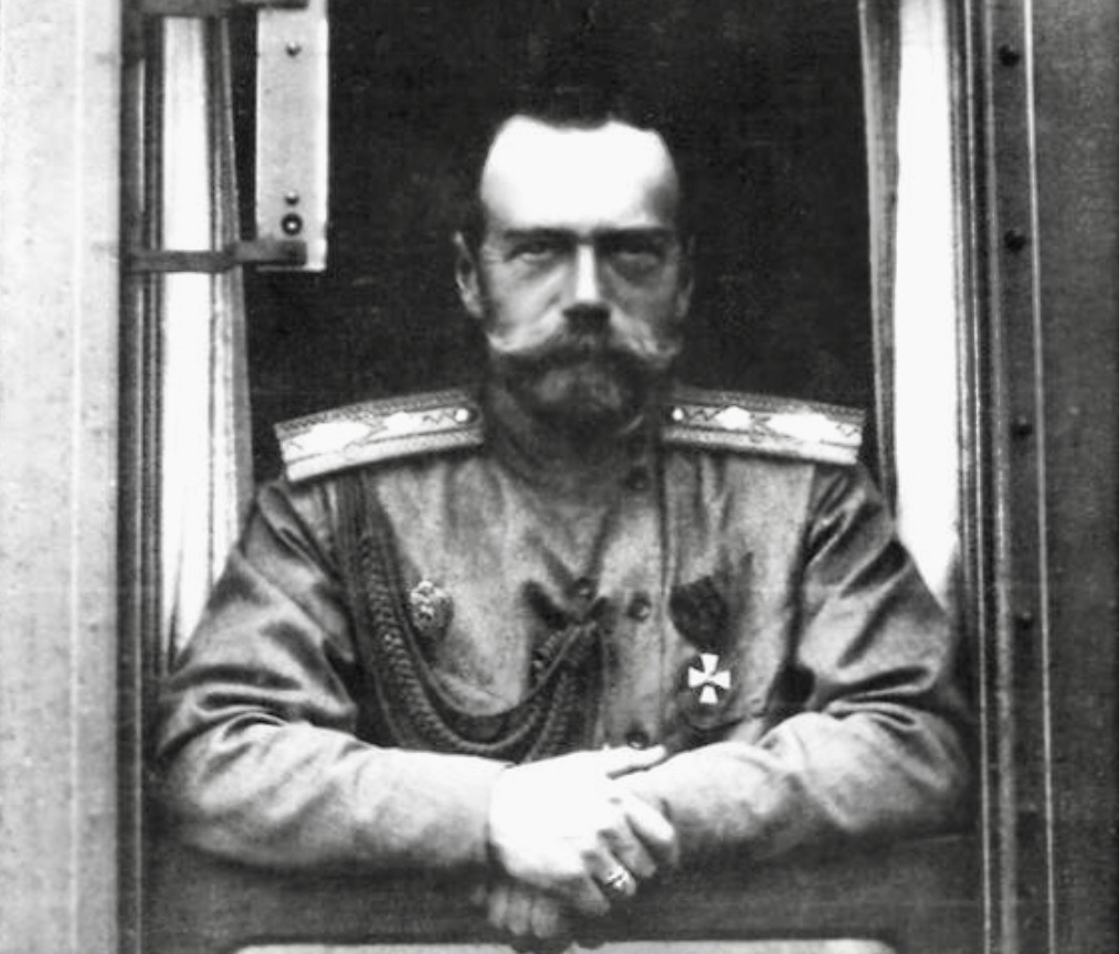 Un tsar regardant par la fenêtre d'un train.