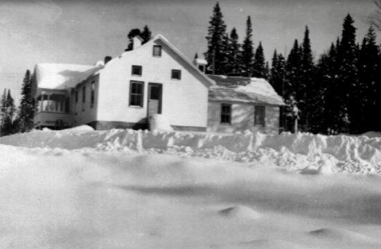 Une vieille photo en noir et blanc d'une maison dans la neige, présentée dans la "Nouvelle de Robert Clavet".