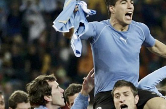 L'Uruguayen Luis Suarez fait la fête avec ses coéquipiers professionnels.