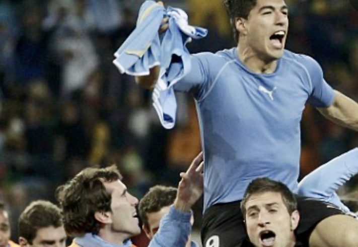 L'Uruguayen Luis Suarez fait la fête avec ses coéquipiers professionnels.