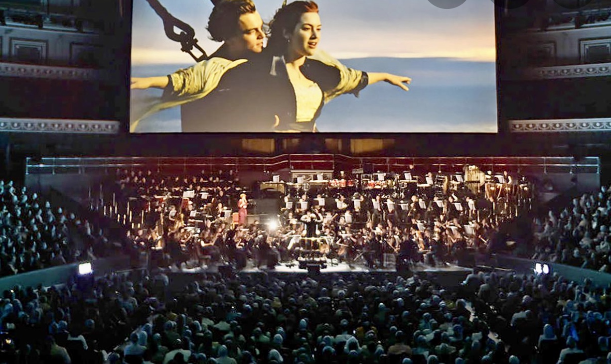 Le film Titanic diffusé sur grand écran dans une grande salle.
