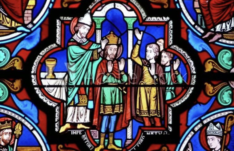 Un vitrail représentant des rois et des reines, mettant en valeur la riche essence de la royauté.
