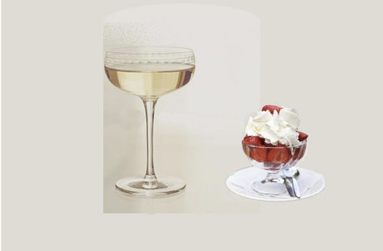 Profitez d'un délicieux moment de gastronomie avec un verre de vin et une succulente coupe glacée aux fraises.