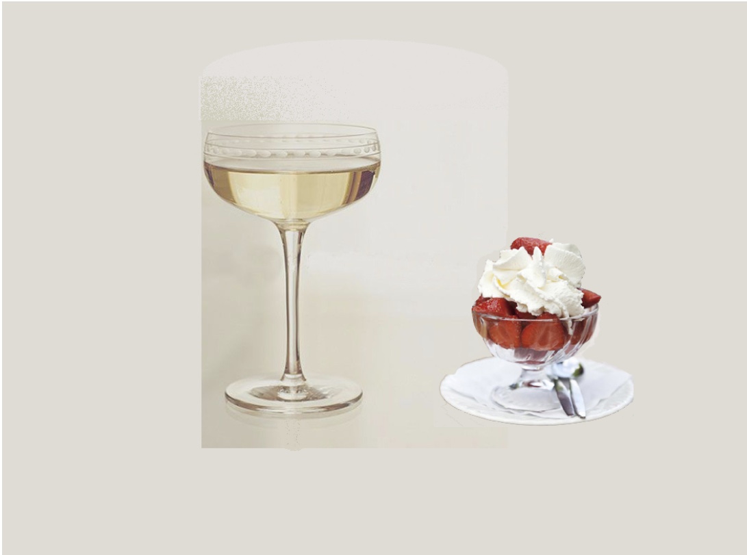 Profitez d'un délicieux moment de gastronomie avec un verre de vin et une succulente coupe glacée aux fraises.