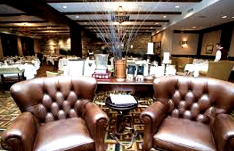 Deux chaises en cuir marron dans une salle à manger du restaurant Beaver Club à Montréal.