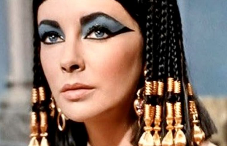 Femme égyptienne au maquillage égyptien sur le visage, s'exprimant à travers RÉCITS GOURMANDS.
