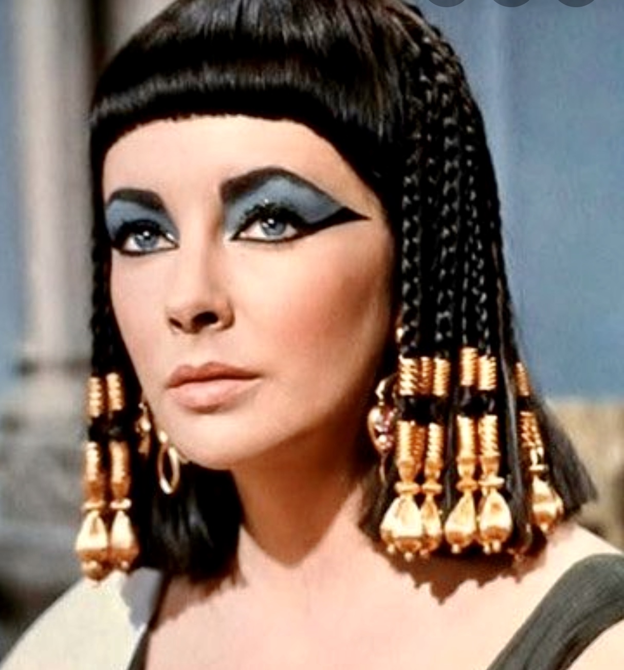 Femme égyptienne au maquillage égyptien sur le visage, s'exprimant à travers RÉCITS GOURMANDS.