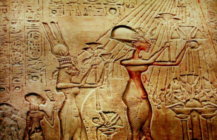 Un relief nouvelle égyptien représentant une femme et un soleil.