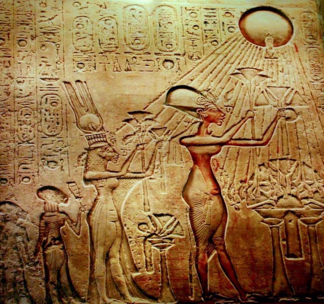Un relief nouvelle égyptien représentant une femme et un soleil.