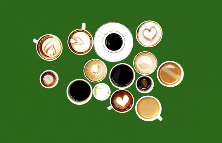 Un groupe de tasses de café sur fond vert.