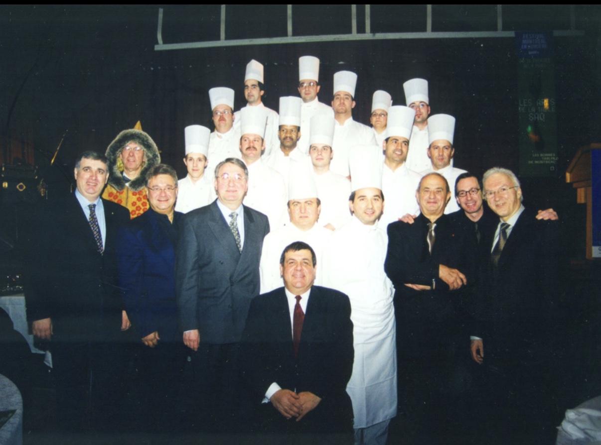 Un groupe de professionnels de la gastronomie posant pour une photo.