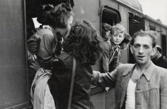 Un groupe de personnes debout à bord d'un train, plongés dans l'atmosphère vibrante de la Nouvelle Littérature.