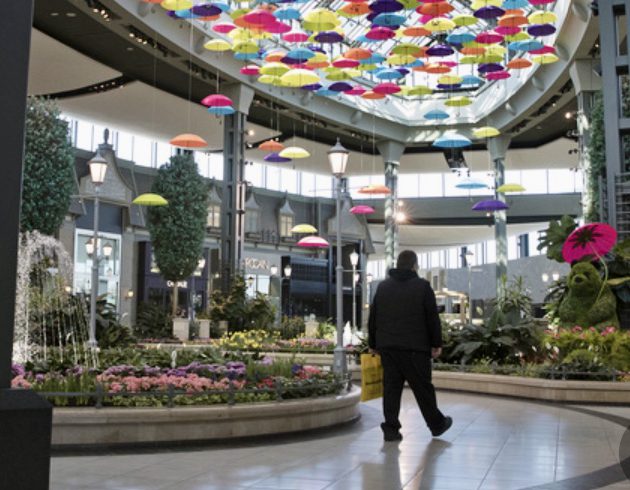 Ouverture des centres d'achats avec parasols colorés suspendus au plafond.