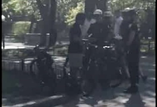 Un groupe de Policiers de Montréal debout à côté de vélos dans un parc.